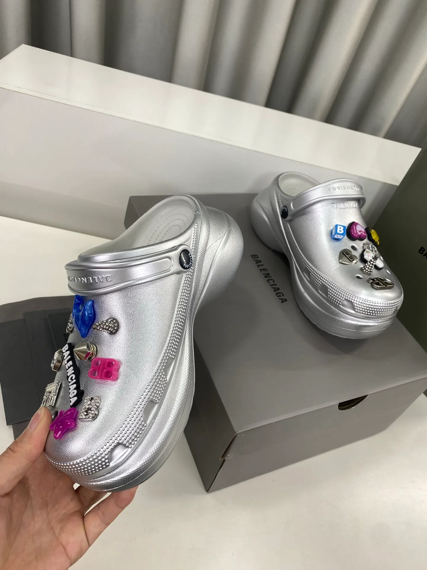 💕💕Factory direct selling price p560💕💕 Men’s and women’s Balenciaga x Crocs co-branded Crocs‼ ️ Balenciaga x Crocs' latest spring and summer couple's Crocs, a new dark horse item for spring 25, fashion bloggers at home and abroad have put on foot shows, popular on social platforms at home and abroad, fashionistas must buy, various Balenciaga element hardware buckle DIY highly brand-recognizable, heavy investment in mold making, ingenious craftsmanship, accurate restoration of every detail, original molded EVA rubber and plastic one-piece outsole, super light on the foot, 6cm outsole height, a proper heightening artifact Original complete package Size: 35-45